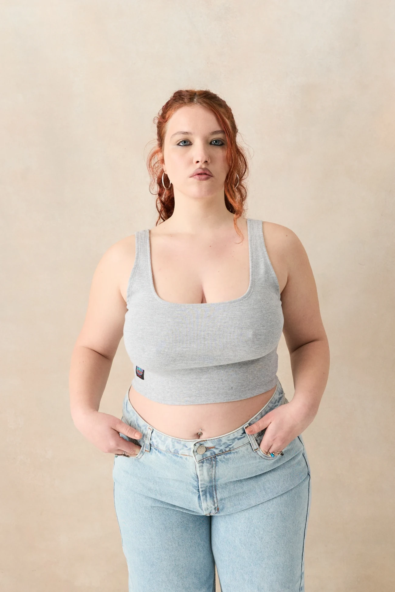 Top básico gris