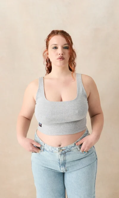 Top básico gris