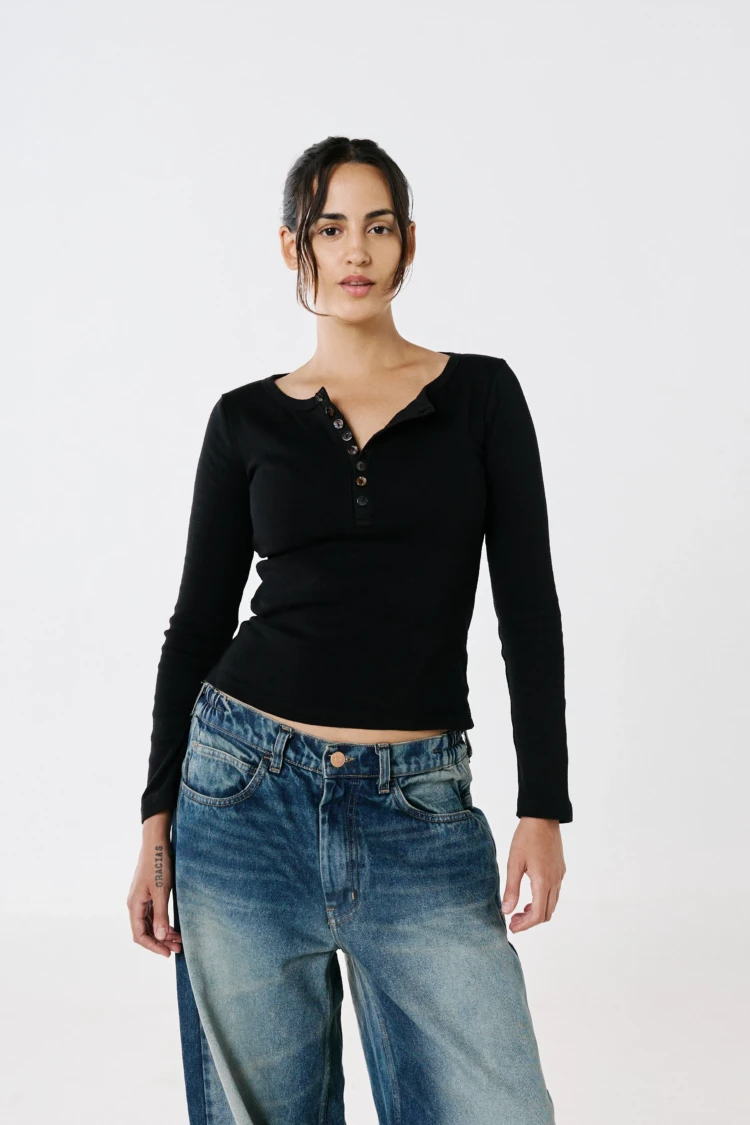 Camiseta botones negra